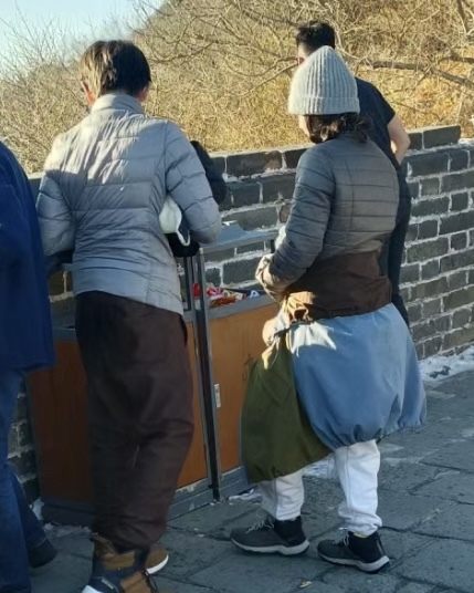 刘烨妻子安娜带儿女爬长城,诺一和霓娜长高不少,兄妹打扮接地气