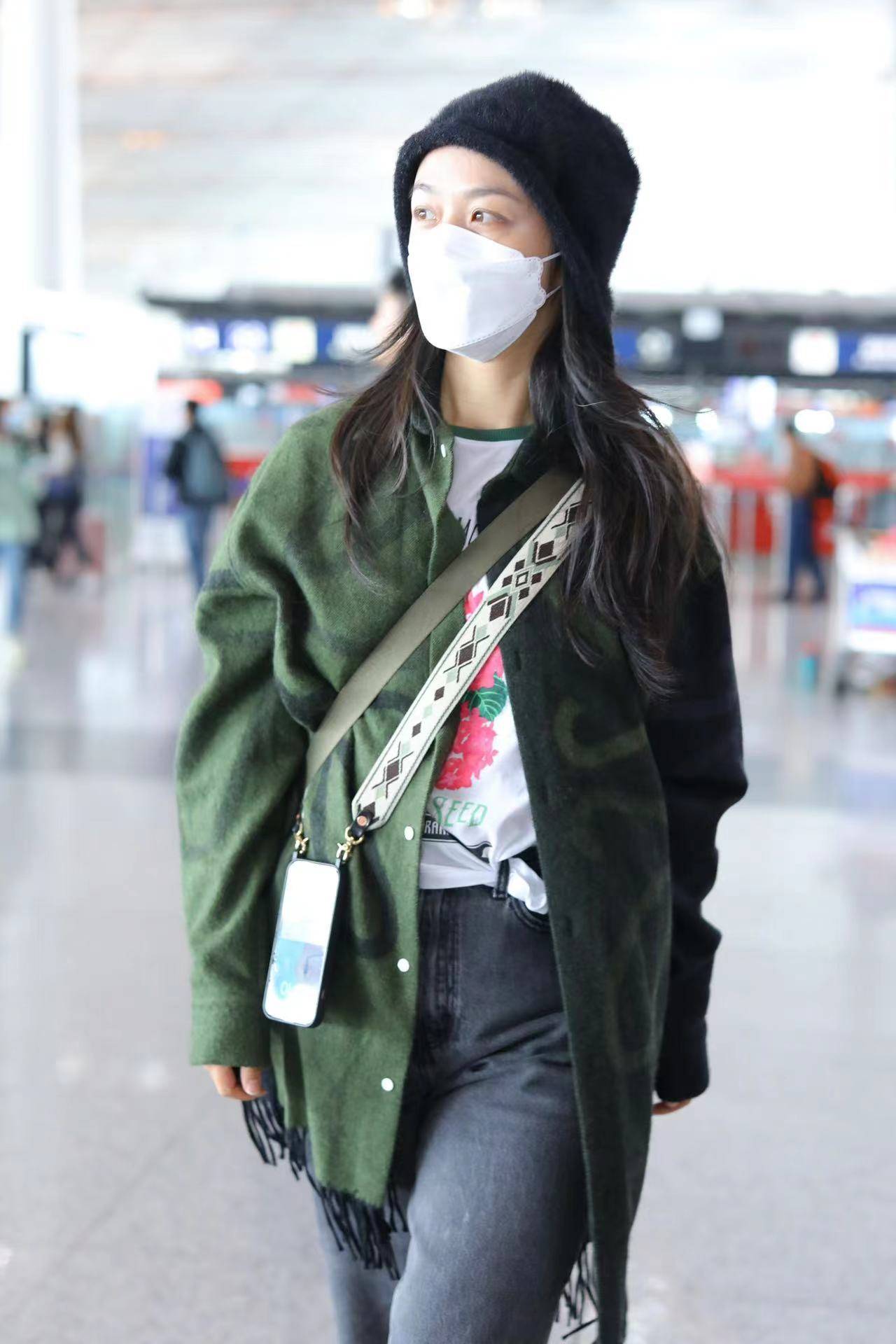 汤唯|44岁汤唯独自坐飞机回韩国!穿着时尚似年轻小哥,面容略显焦脆