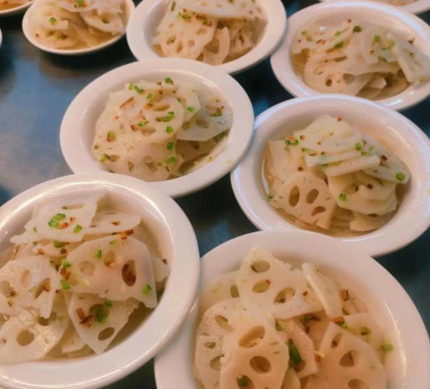 河南26岁女子成功上岸,晒出单位免费食堂饭:感觉自己没见过世面