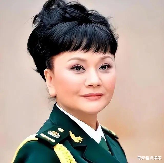 哥哥是知名演员，跟前夫聂卫平离婚后，她独自带孩子67岁依然单身