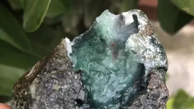 冲动买下的翡翠原石，开窗险些变种，剥皮取件却成就一番奇景