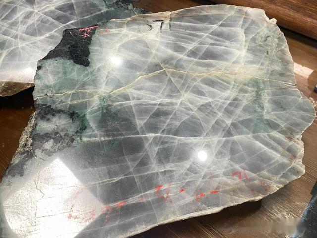 翡翠|什么是翡翠原石的帝王裂？