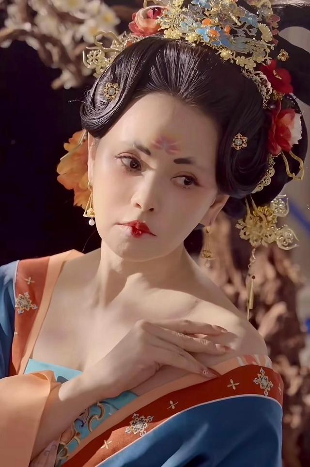 同样是唐妆,把谭松韵杨紫和殷桃放一起看,女星审美差距就出来了