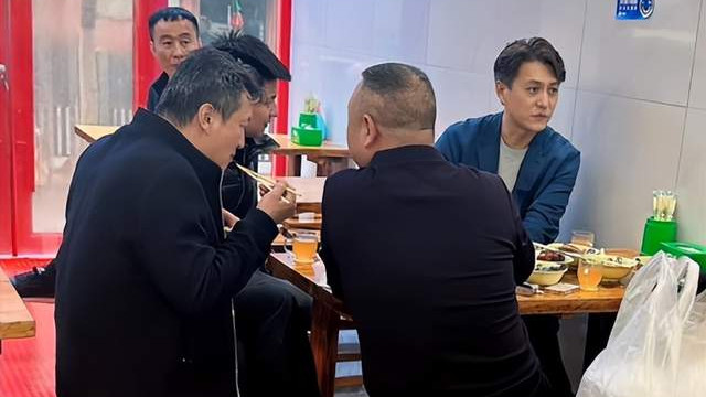 靳东|靳东在济宁被偶遇，跟发小挤小桌吃饭，有说有笑没架子，都变老了
