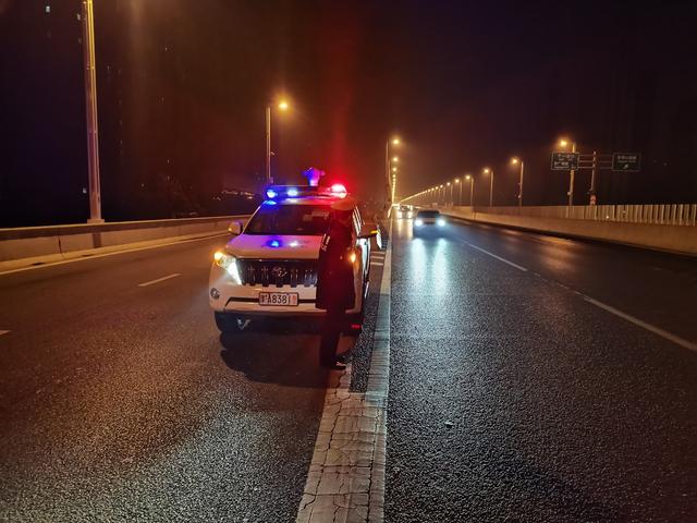 郑州交警开展高架桥快速路集中夜查,3天查处388起违法