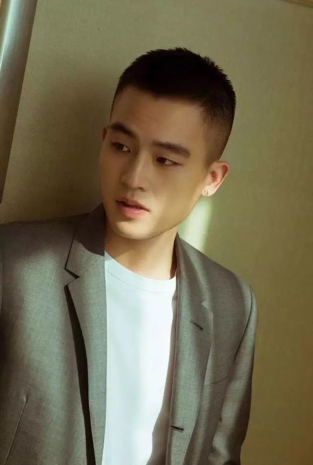 发型 男人“自以为很帅”的3种发型，却让女生很反感，油腻又显老气