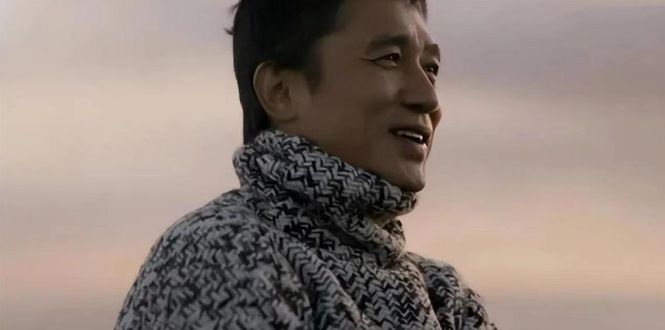 事实证明，久居日本61岁的梁朝伟，已经走上了另一条大道！