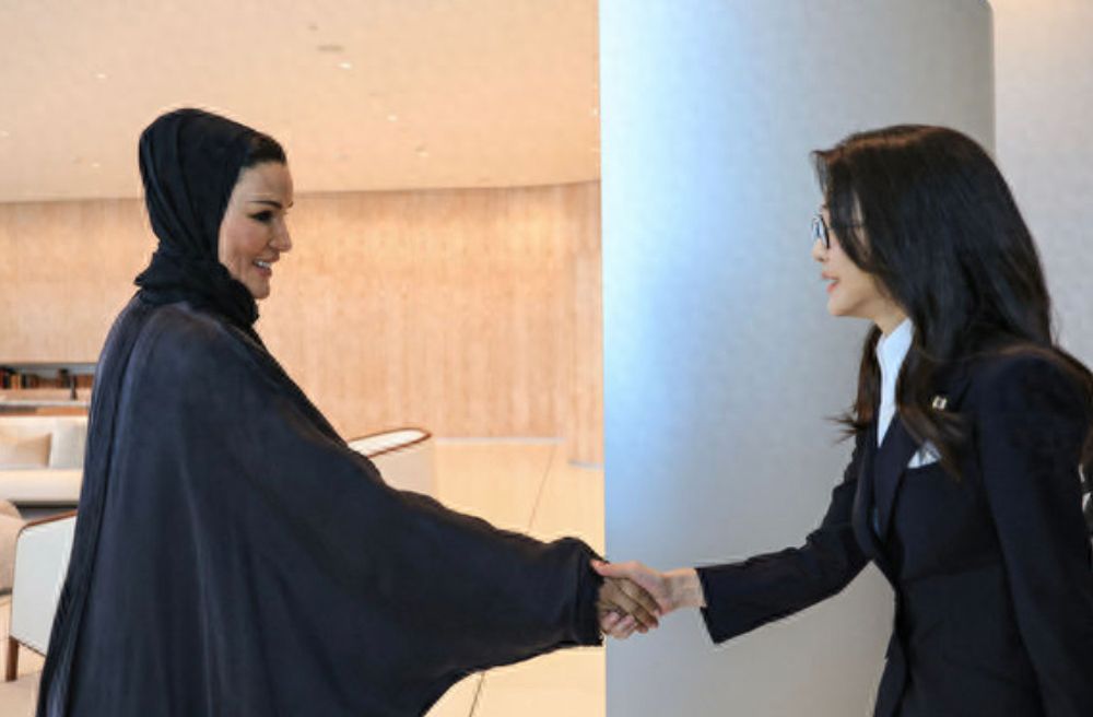 韩国夫人同框卡塔尔太后,穿西装戴眼镜显嫩不少,气场却差一大截
