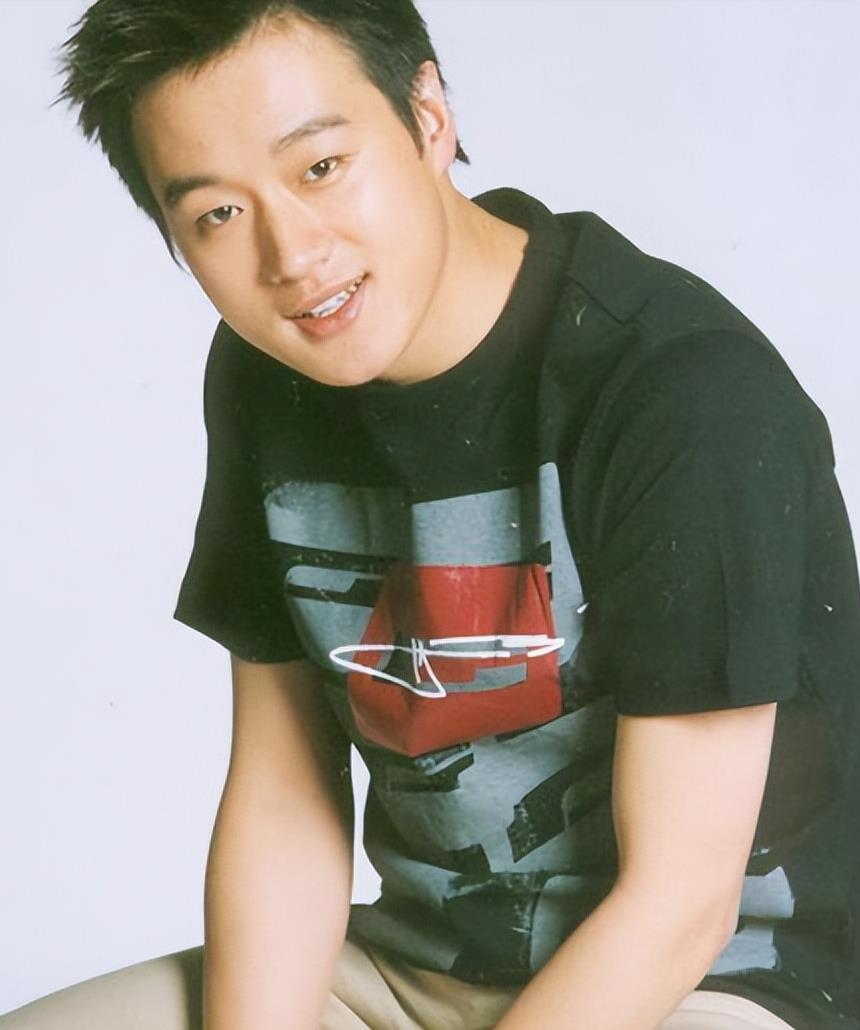 金主入狱，佟大为失踪2年！严屹宽一句话，再次将他推上了风口浪尖