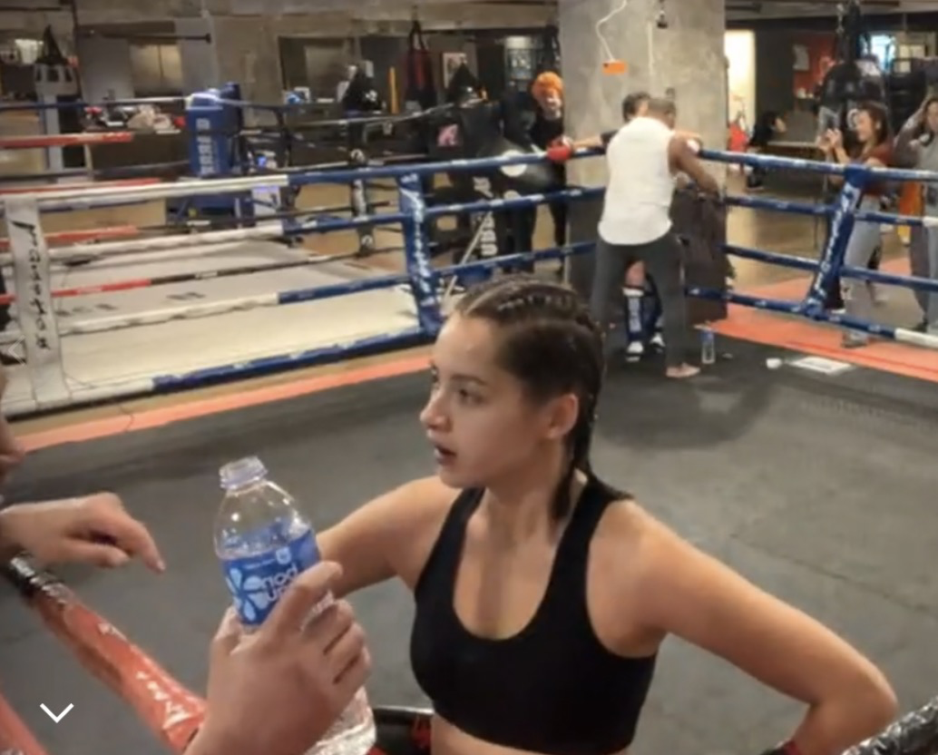 谢嘉怡|港姐冠军谢嘉怡参加拳击比赛,被对方打至流鼻血,场面暴力毫不留情