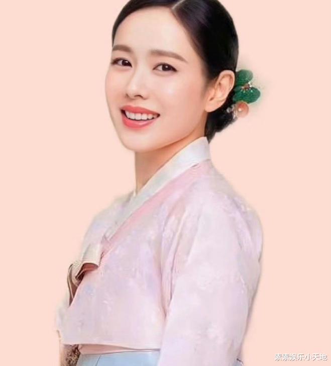 孙艺珍穿韩服为儿子庆祝一周岁,亲戚相互合影,玄彬低调拍照