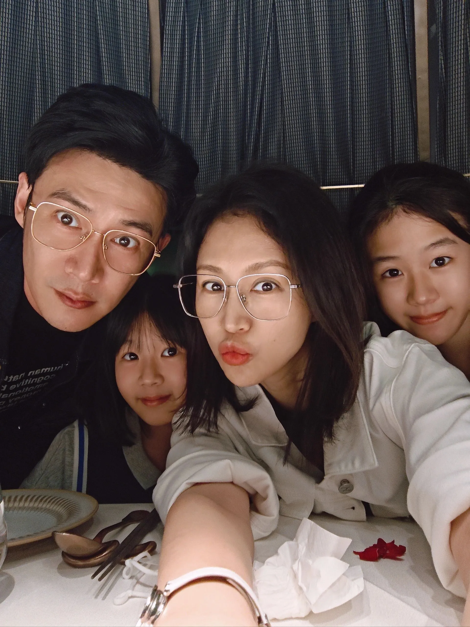 鲍蕾晒假期日常，15岁贝儿和妈妈一样高，母女搭肩搂腰逛街似闺蜜