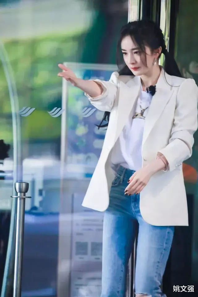 杨幂 杨幂又解锁了一种新时尚,叫“头上是少女,身上是熟女”,美炸了