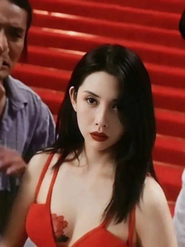 邱淑贞终究难敌岁月侵袭！54岁穿瑜伽裤粗腿宽腰与普通妇女无异