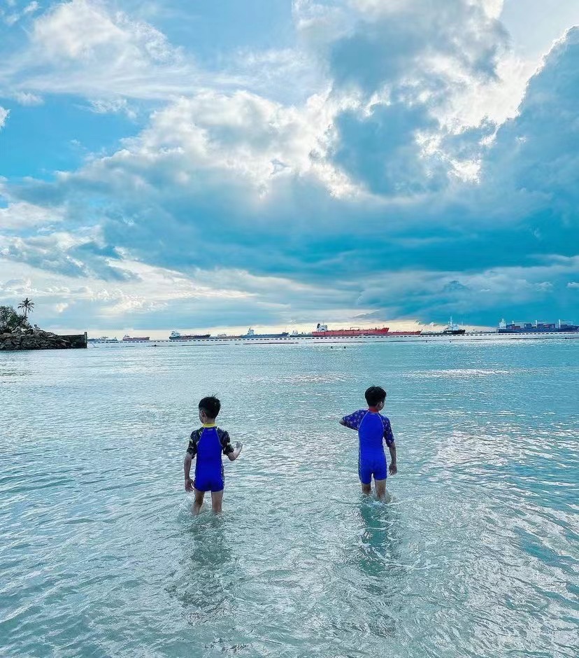 范玮琪|陈建州一家游新加坡，双胞胎儿子长得像，范玮琪逐渐走出丧父之痛