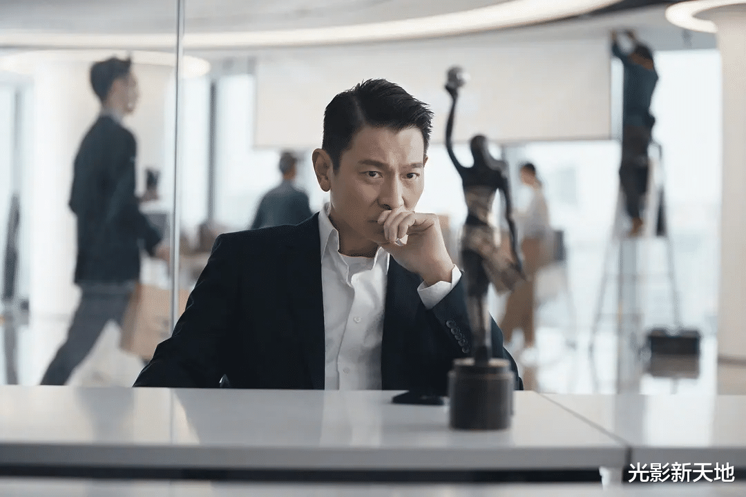 刘德华国外电影节拿奖,走红毯宛如菜市场,被中国大妈们围绕