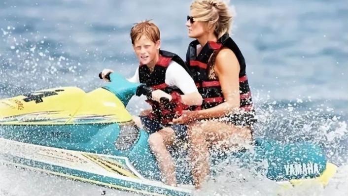 26年前，戴安娜和最爱她的情人在地中海亲吻，不久后却魂断巴黎