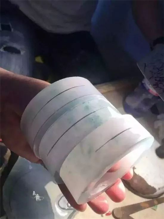 飘花翡翠|莫西沙冰种飘花翡翠原石手镯加工全程