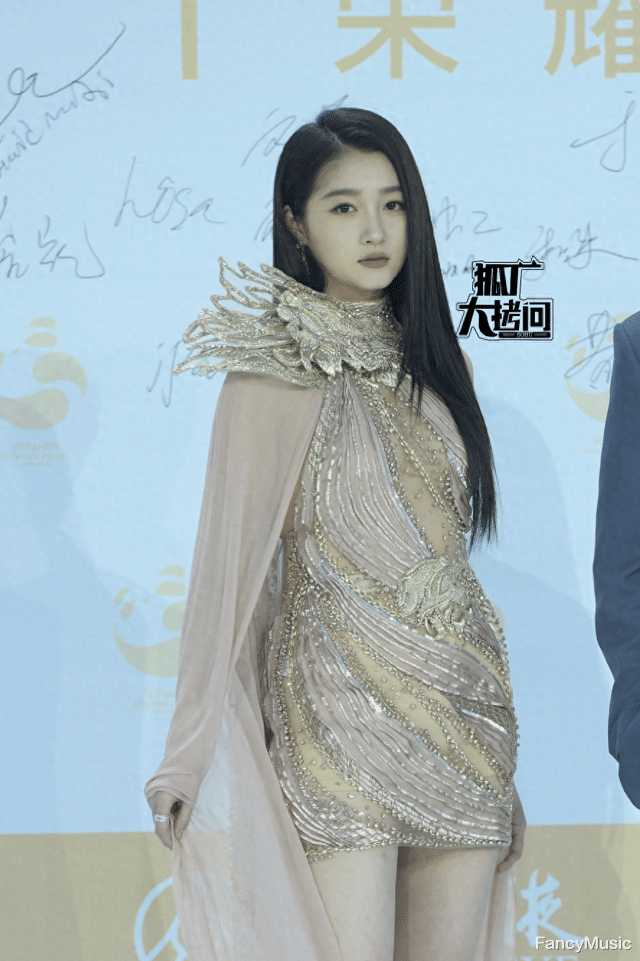 关晓彤闯荡时装周翻车,身材失去优势,去掉滤镜秒变普!