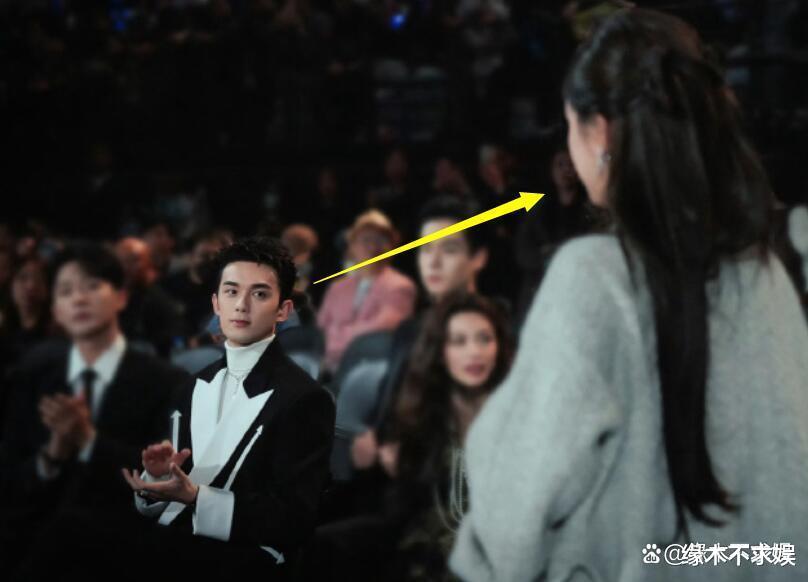 没放下？吴磊星光盛典多次偷瞄赵露思，眼神太酥，和看其他人不同