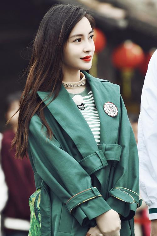 杨颖沉寂一段时间后居然在海外露面,身着辱华服装,近照生图曝光