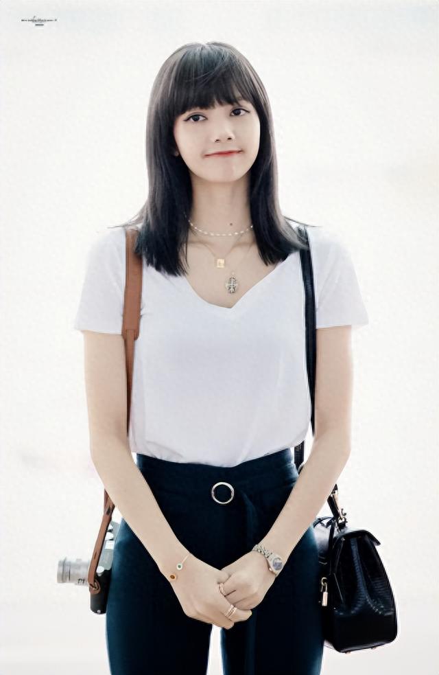 曝Lisa彻底放飞,衣料越来越少彰显欧美狂野风,疑自豪疯马秀演出