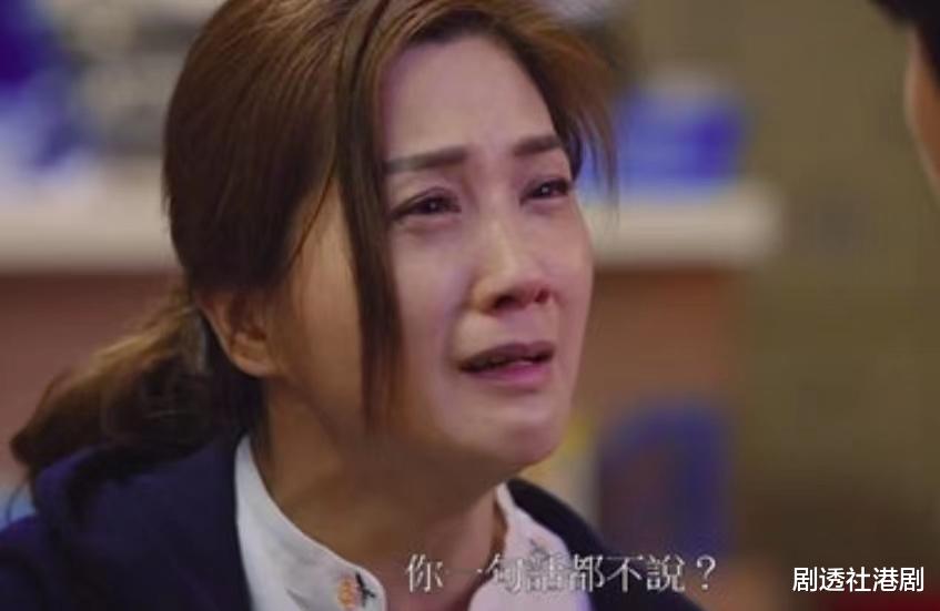 场面尴尬!56岁前亚姐现身农村商演贺寿,表面大阵仗但实际无人识