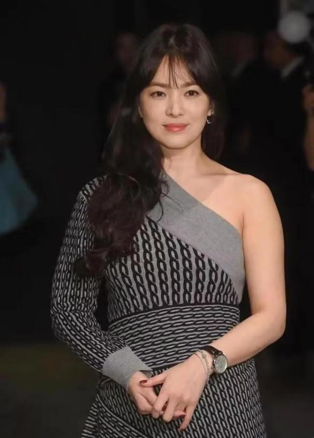 微笑 宋慧乔的无修生图火出圈,网友直言:看完更“容貌焦虑”了!