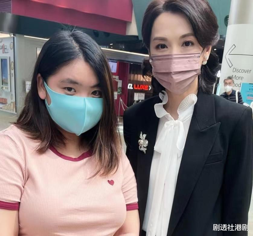 热衷当网红！知名港星爱女拍片分享生活，常因身材胖及外貌遭攻击