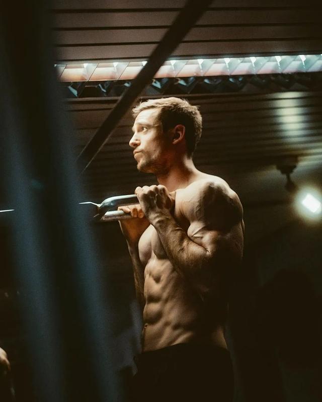 Sam Smith 创建健身社区，跟大家一起练六块腹肌！