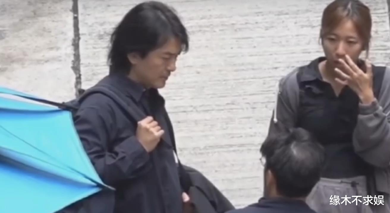 56岁郑伊健正式复出!穿搭朴实、老态毕现,片场疑和导演起争执!