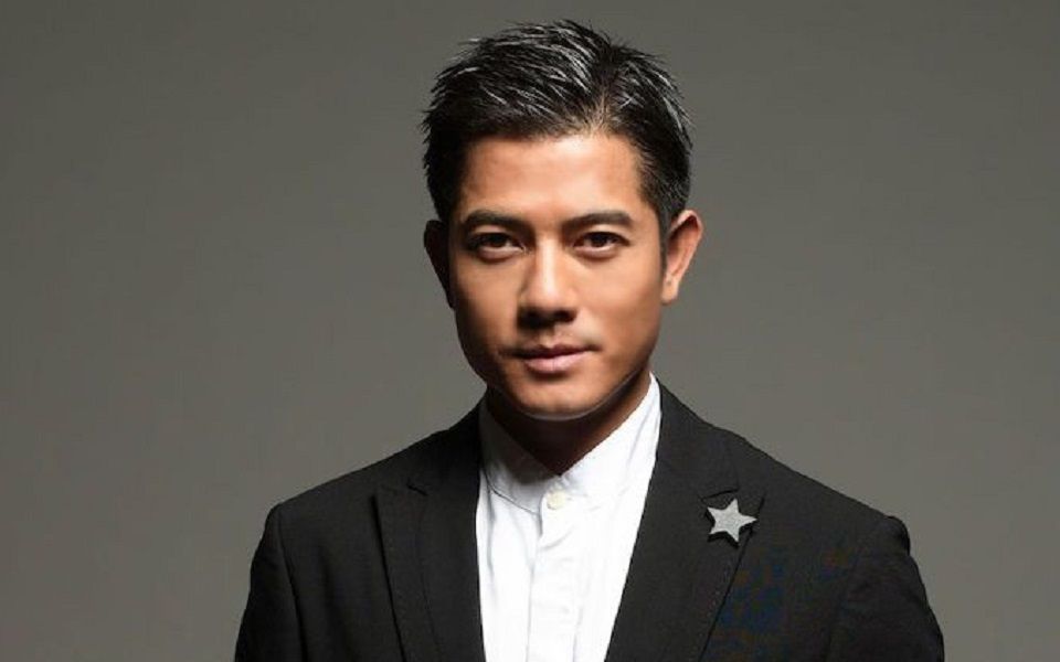 59岁郭富城被搀扶出席活动!身患疾病耳水不平,林家栋细心照料