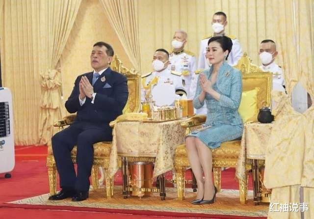 苏提达王后越来越胖,坐下有3层游泳圈,跟刚入宫时判若两人