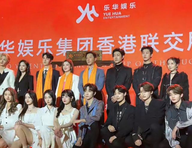 韩庚夫妻海边度假，卢靖姗大秀产后好身材，混血妹妹穿泳装更抢镜