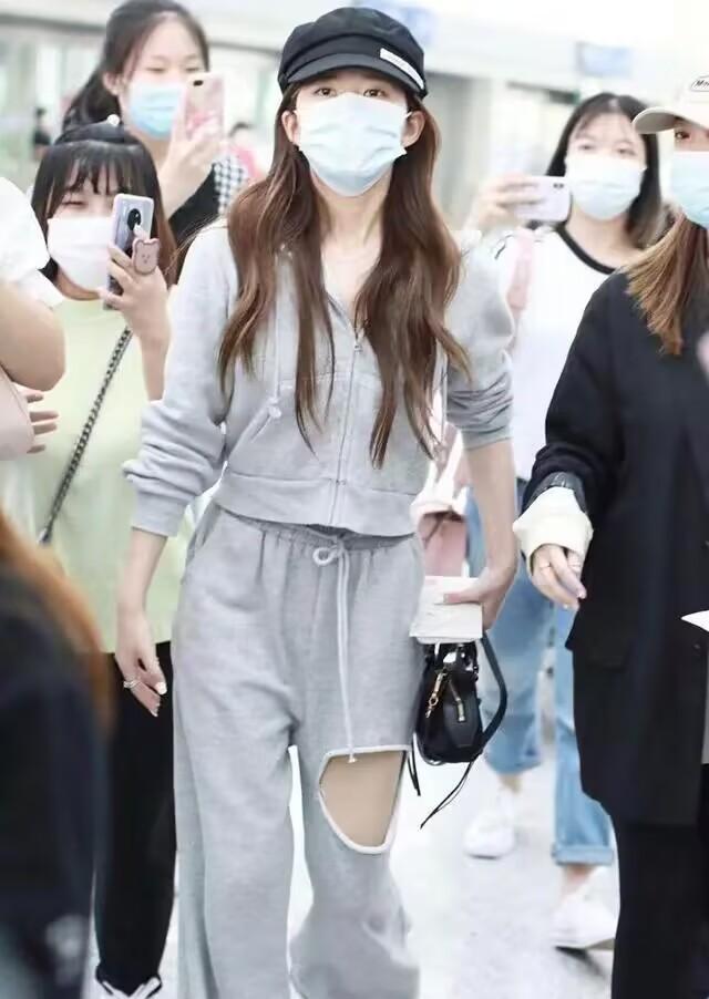 发型 不愧是赵露思!裤子上的“洞”比膝盖还大,走机场美出新高度
