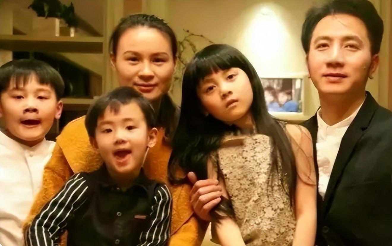 林生斌|曝林生斌现状:带二婚老婆祭拜朱小贞母子,嘴角上扬打扮潮流!