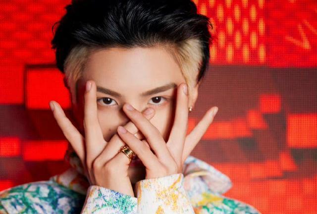 乐华娱乐|乐华娱乐黄明昊“男女通吃”？与男友人十指紧扣，与女友人滑雪