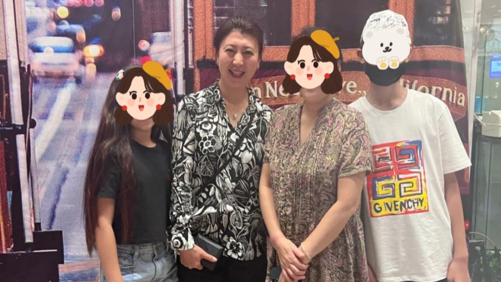 |51岁闫学晶现身芭提雅被偶遇，热情合影没架子，上月已升级当奶奶