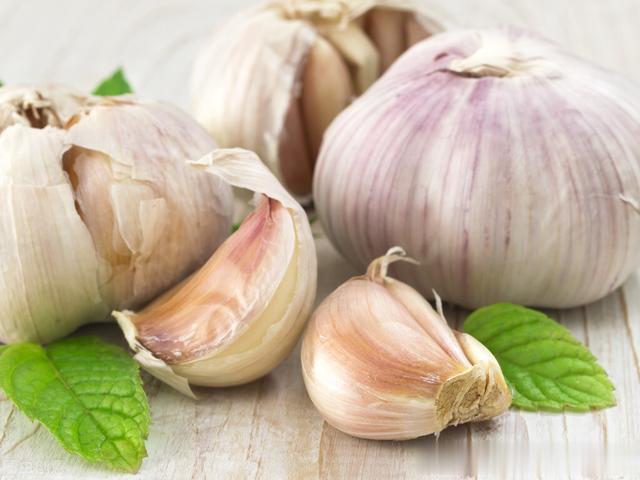 疾病|吃大蒜真的能抗癌、减肥吗?协和专家辟谣大蒜的“万能功效”