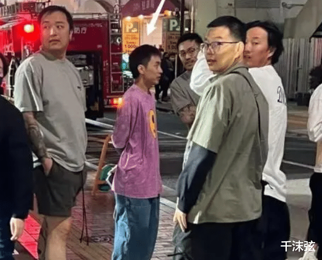 秦奋|秦奋与男友人日本街头遛弯,半袖盖大腿身材五五分,被嘲不足1米6