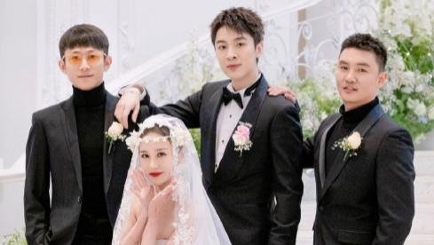 杨紫大学同学结婚，张一山担任伴郎，戴眼镜封印颜值不抢新郎风头