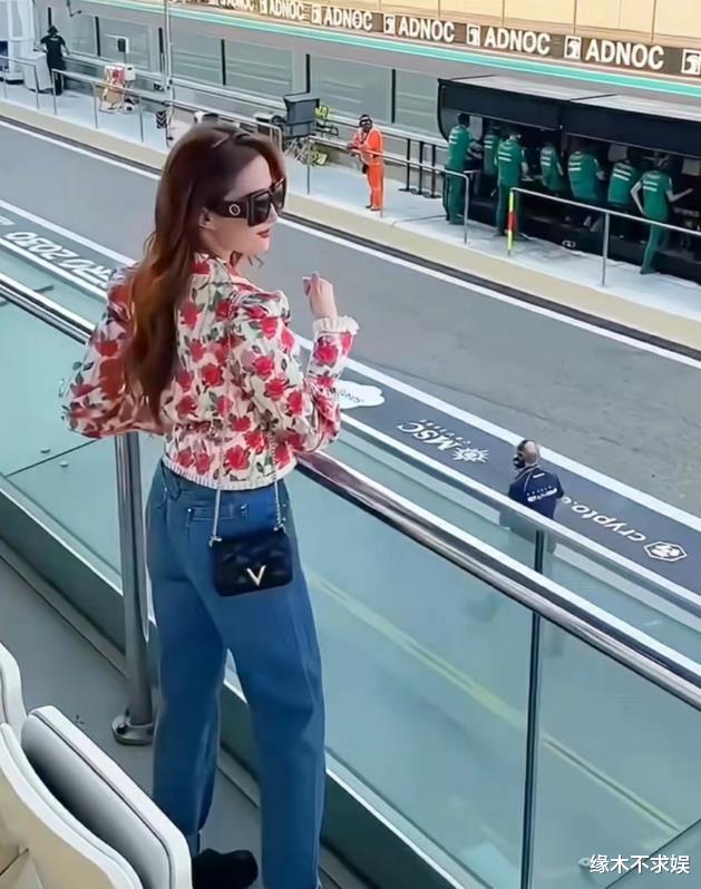 阿布扎比大赛大咖如云，刘亦菲凹造型秀身材，奚梦瑶夫妇秀恩爱