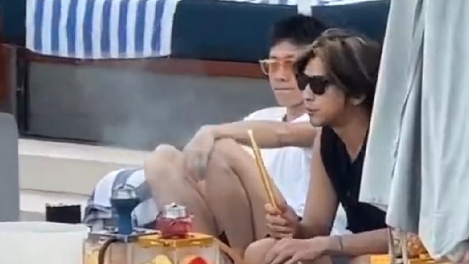 张一山|张一山陈柏霖海边聚会，陈柏霖抽水烟吞云吐雾，张一山不停抖腿