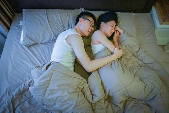 杨丽萍|杨丽萍与小鲜肉热舞，男角只穿肉色底裤，高雅艺术还是低俗？