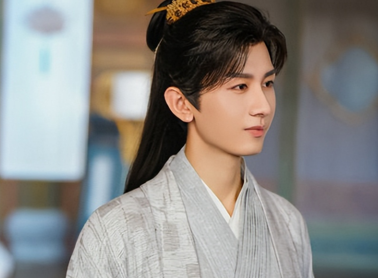 曝卓伟大瓜主角疑成毅，晒其与富婆互动照，单膝下跪、共喝一杯水