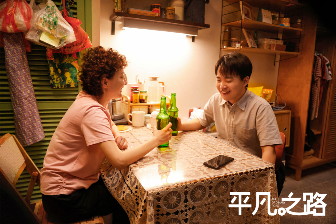 平凡之路|飘逸又沉稳，《平凡之路》的轻喜表象下有一颗观照现实的心