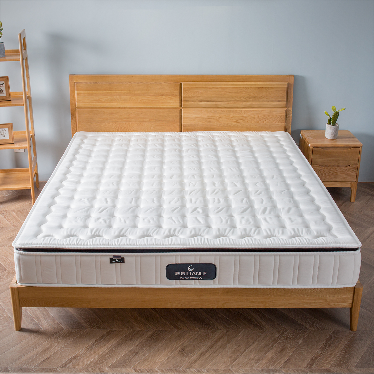 最惨首富:从小讨饭,失去右手,用300元手机,8000万给村民盖房