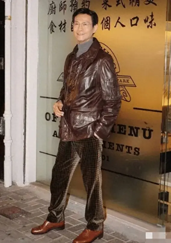 郑少秋一家三口罕合体,他76岁仍风度飘飘,58岁娇妻仍貌美如花