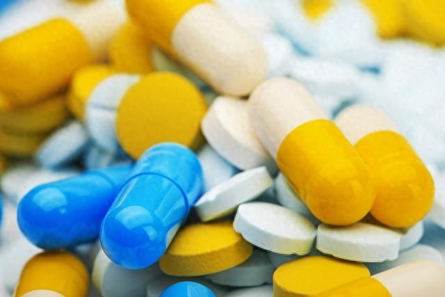 除了吃头孢不能喝酒,还有4种药吃完也不能喝酒,告诉你的酒友