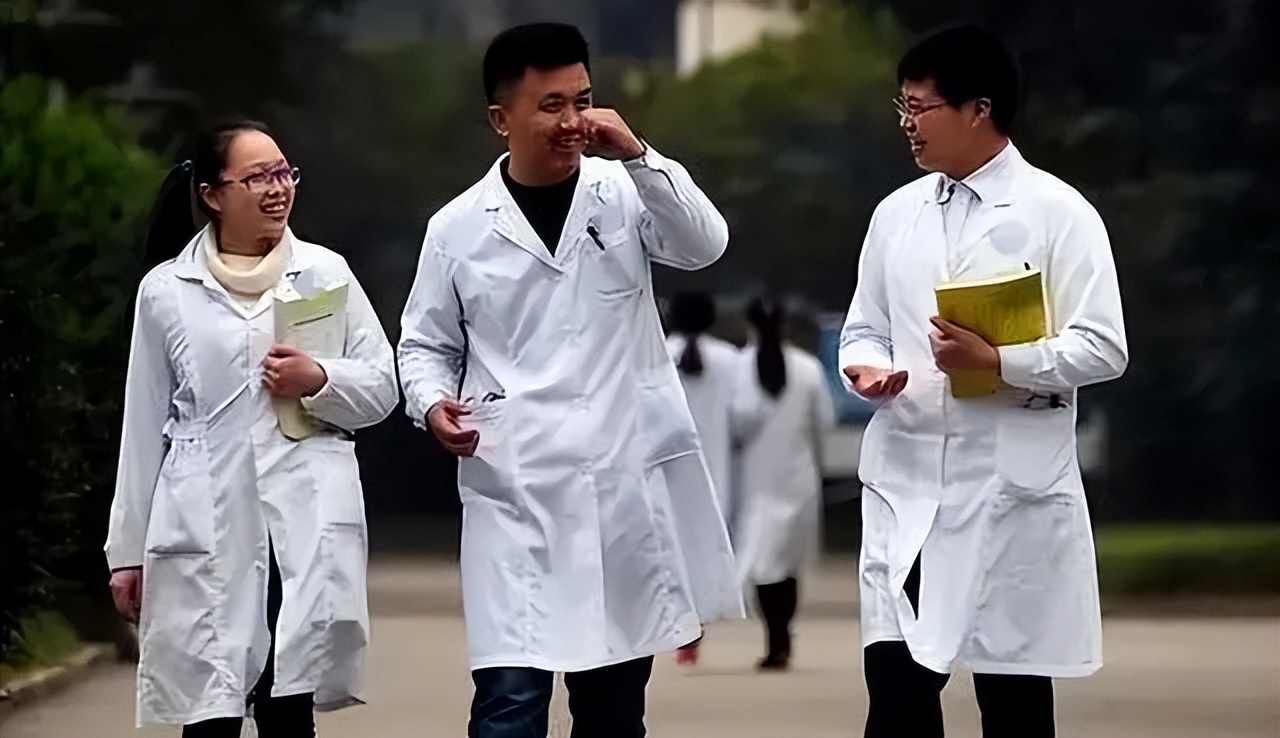机械|医学生招聘内卷严重,博士也不再是香饽饽,医院到底有何要求?